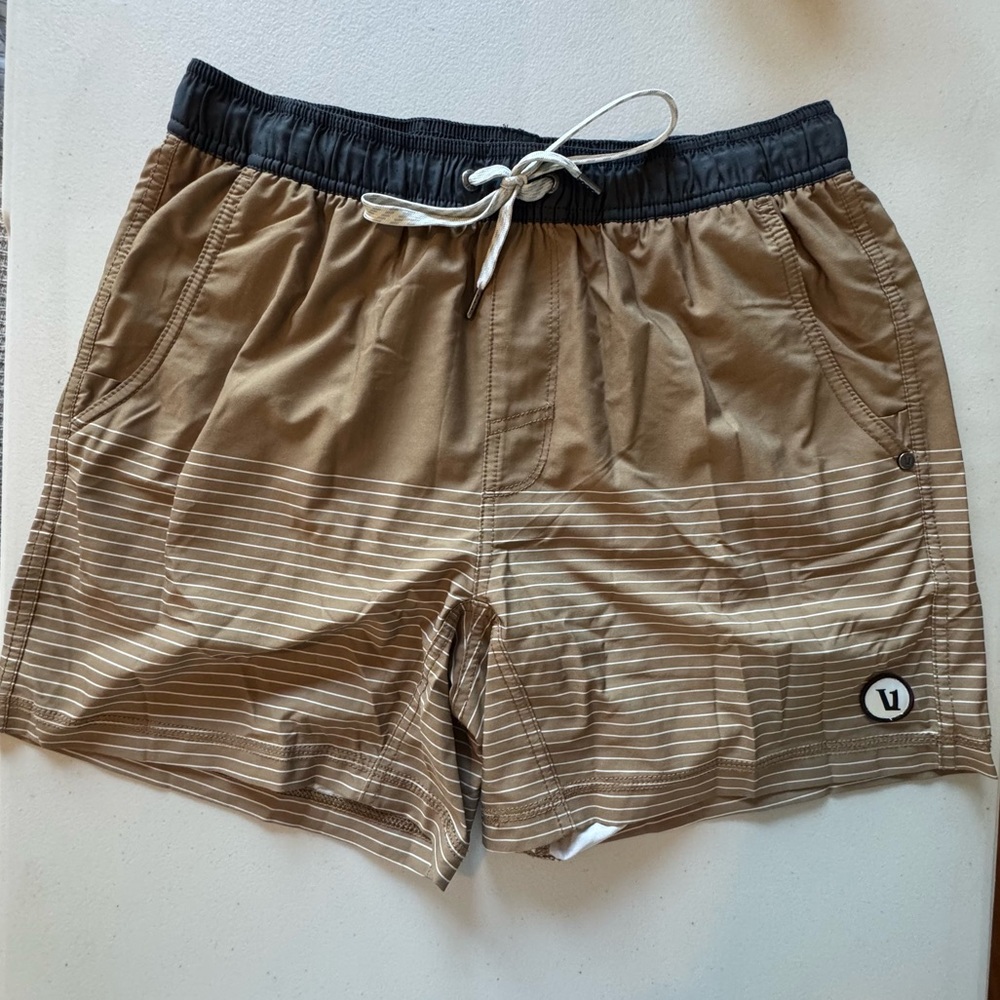 Vuori Kore Short Camel Stripe | 5” Inseam Built-In Boxer Brief Liner Medium